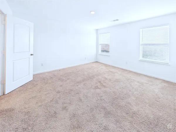 525 Riverdale DR, Jarrell, TX 76537