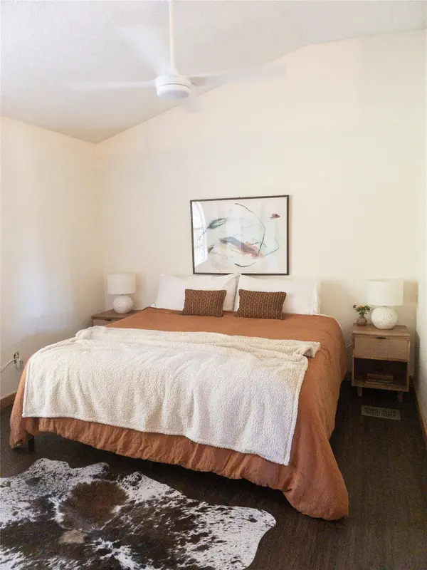 334 Coventry RD, Spicewood, TX 78669