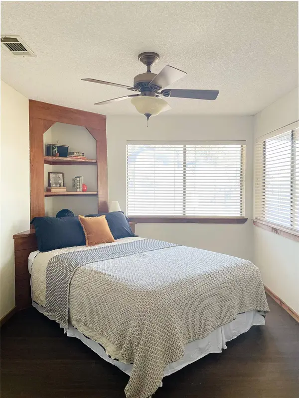 334 Coventry RD, Spicewood, TX 78669