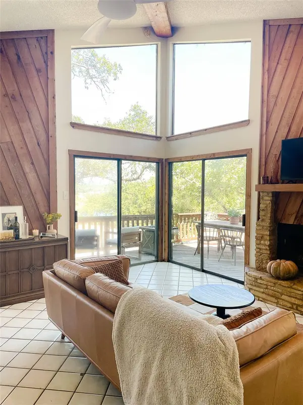 334 Coventry RD, Spicewood, TX 78669