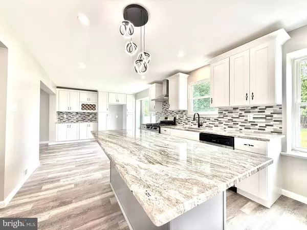 27 CHAPEL CIR, Sicklerville, NJ 08081