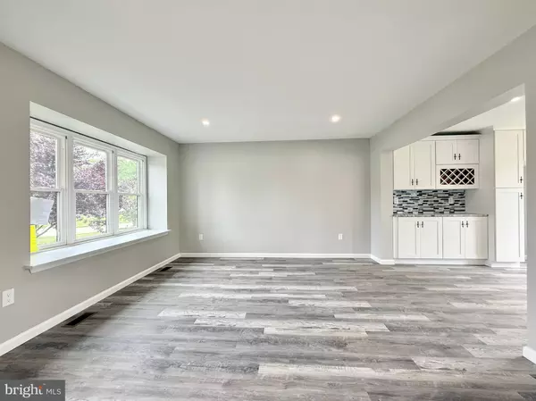 27 CHAPEL CIR, Sicklerville, NJ 08081