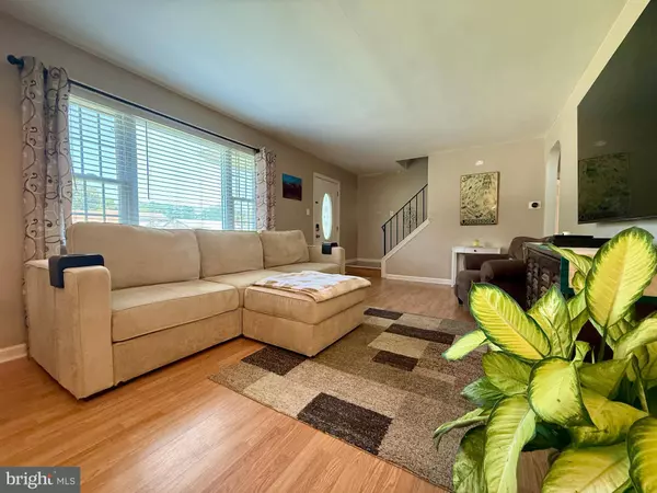 566 S FORKLANDING RD, Maple Shade, NJ 08052