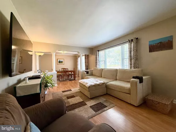 566 S FORKLANDING RD, Maple Shade, NJ 08052