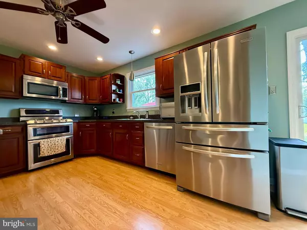 566 S FORKLANDING RD, Maple Shade, NJ 08052