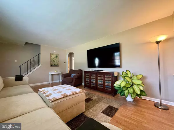 566 S FORKLANDING RD, Maple Shade, NJ 08052