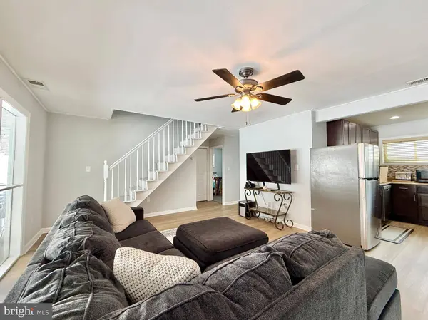 24 ROUNDWOOD LN, Levittown, PA 19055