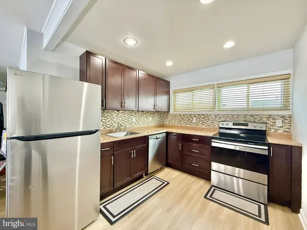 24 ROUNDWOOD LN, Levittown, PA 19055