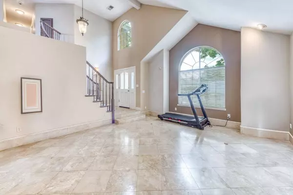 8164 N 8th ST, Fresno, CA 93720