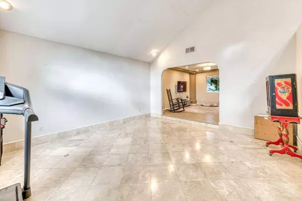 8164 N 8th ST, Fresno, CA 93720