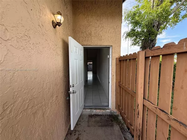 6703 NW 192nd Ter, Hialeah, FL 33015