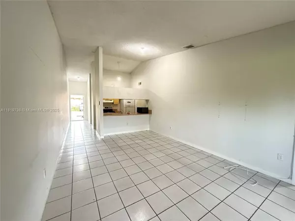 6703 NW 192nd Ter, Hialeah, FL 33015