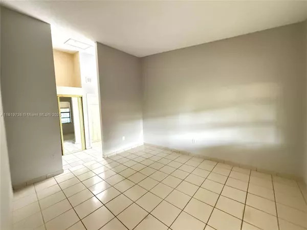 6703 NW 192nd Ter, Hialeah, FL 33015