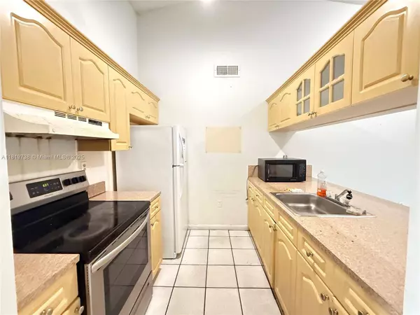 6703 NW 192nd Ter, Hialeah, FL 33015