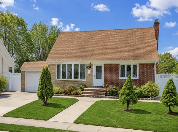 78 Pengon Cir, East Meadow, NY 11554-1414