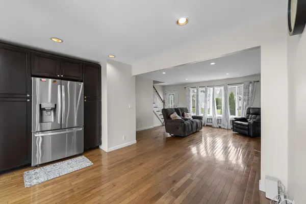 78 Pengon Cir, East Meadow, NY 11554-1414