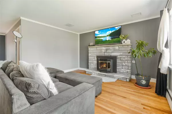 3 Nied DR, Pleasant Valley, NY 12569