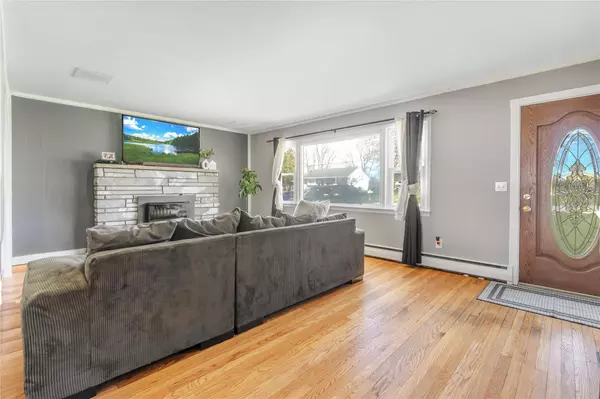 3 Nied DR, Pleasant Valley, NY 12569