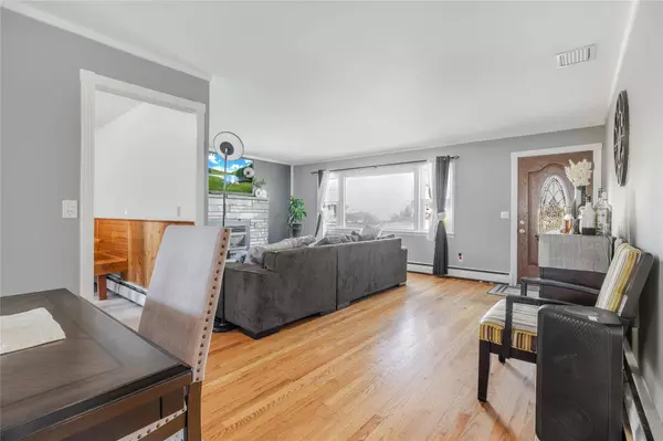 3 Nied DR, Pleasant Valley, NY 12569