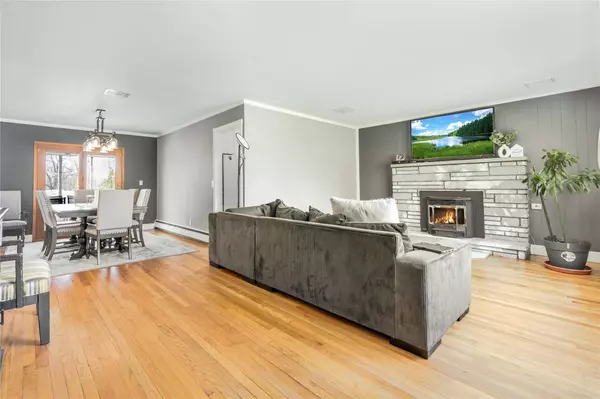 3 Nied DR, Pleasant Valley, NY 12569