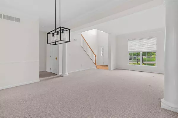 640 Creekside LN, Fishkill, NY 12524