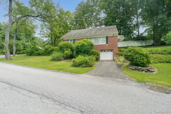 14 Schoolhouse LN, Poughkeepsie, NY 12603