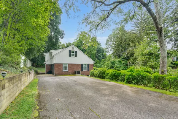 14 Schoolhouse LN, Poughkeepsie, NY 12603