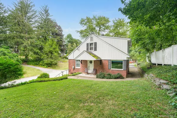 14 Schoolhouse LN, Poughkeepsie, NY 12603