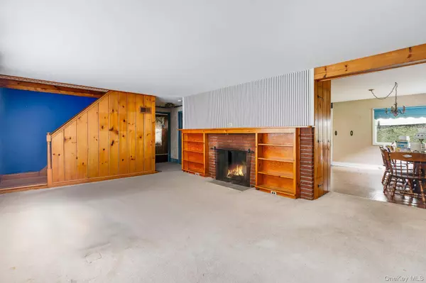 14 Schoolhouse LN, Poughkeepsie, NY 12603