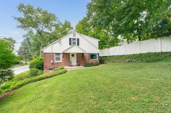 14 Schoolhouse LN, Poughkeepsie, NY 12603