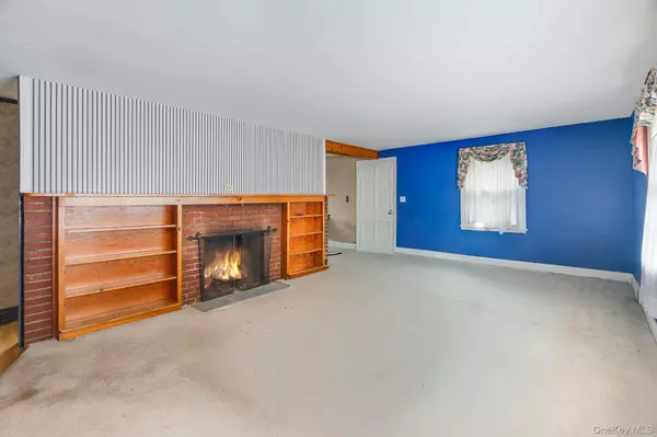 14 Schoolhouse LN, Poughkeepsie, NY 12603