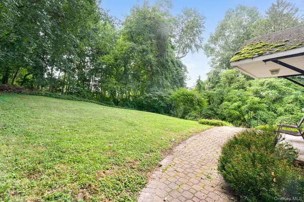 14 Schoolhouse LN, Poughkeepsie, NY 12603