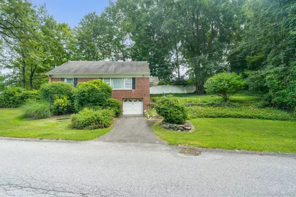 14 Schoolhouse LN, Poughkeepsie, NY 12603