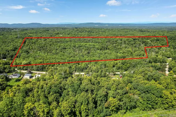 S Quaker LN, Hyde Park, NY 12538