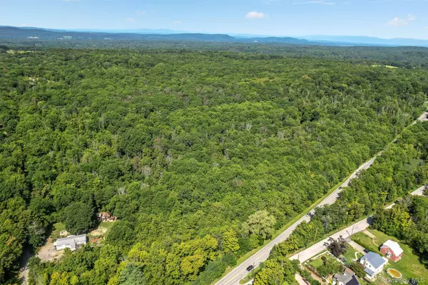 S Quaker LN, Hyde Park, NY 12538