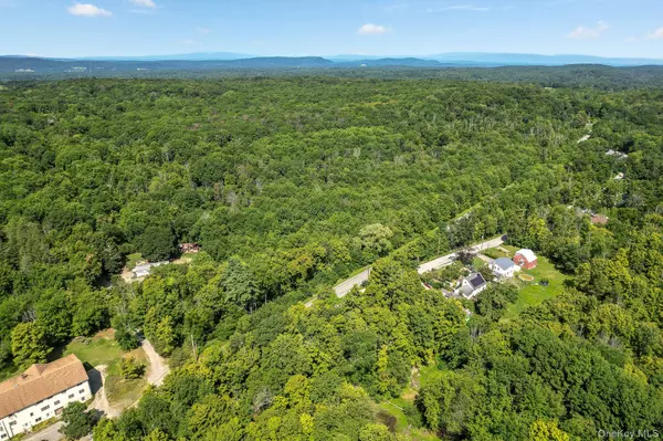 S Quaker LN, Hyde Park, NY 12538