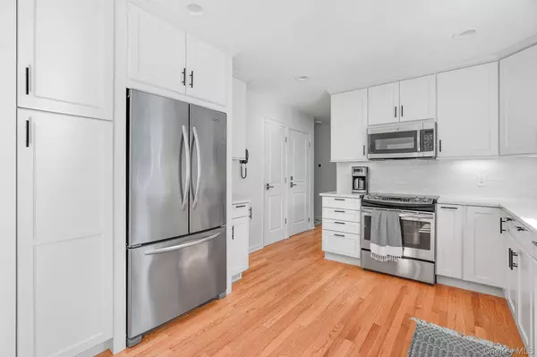 42 Shamrock CIR, Poughkeepsie, NY 12603