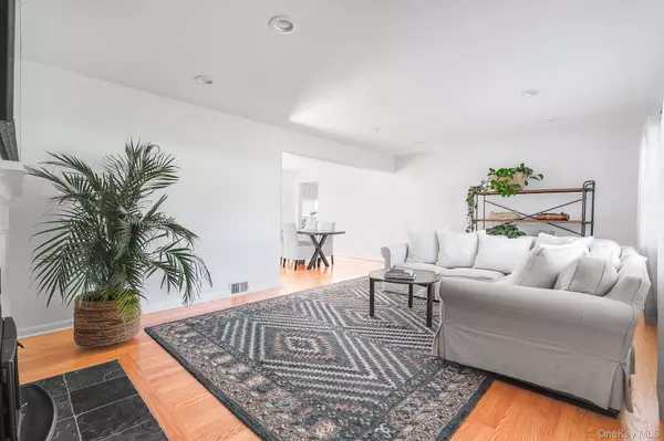 42 Shamrock CIR, Poughkeepsie, NY 12603