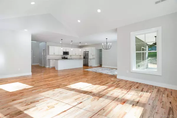 7 Bear Hollow LN, Hyde Park, NY 12538