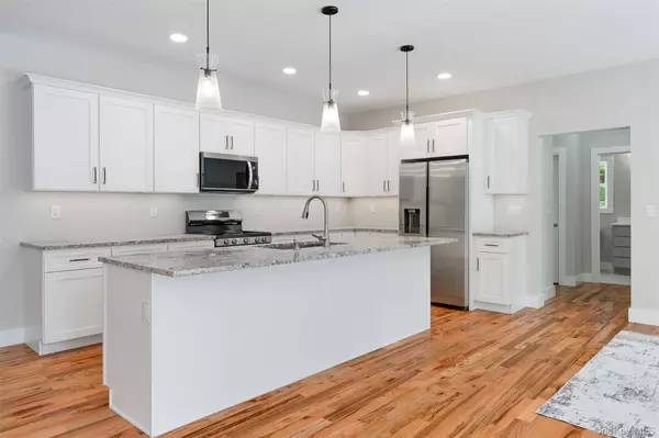 7 Bear Hollow LN, Hyde Park, NY 12538