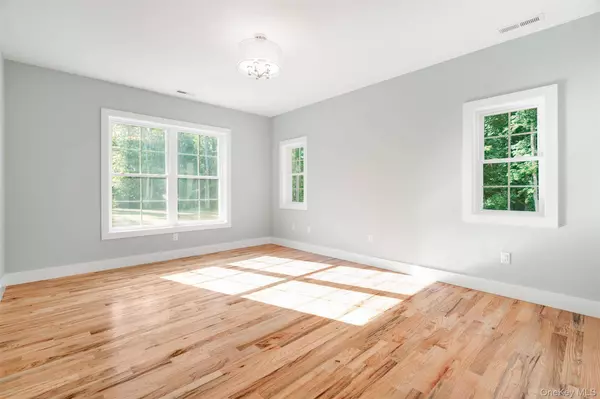 7 Bear Hollow LN, Hyde Park, NY 12538