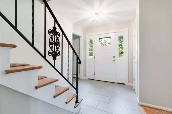 6 Old Mill DR, Poughkeepsie, NY 12603