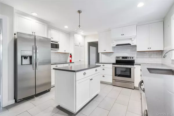 6 Old Mill DR, Poughkeepsie, NY 12603