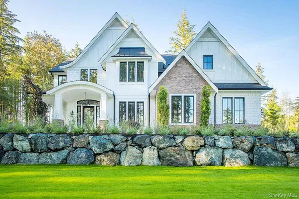 16 Kingwood LN, Poughkeepsie, NY 12601