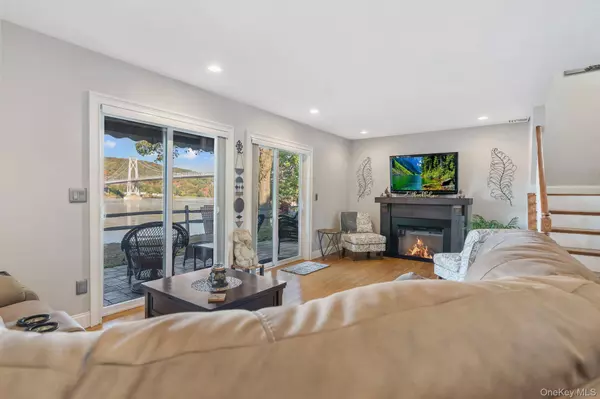 37 Hudson Heights DR, Poughkeepsie, NY 12601