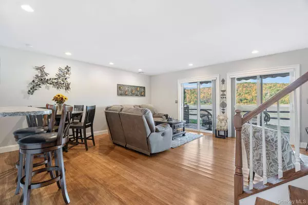 37 Hudson Heights DR, Poughkeepsie, NY 12601