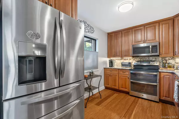 37 Hudson Heights DR, Poughkeepsie, NY 12601