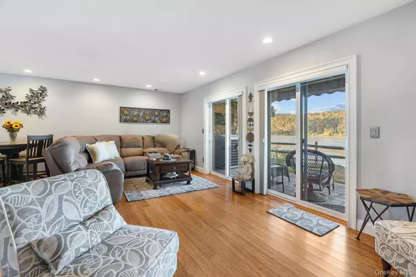 37 Hudson Heights DR, Poughkeepsie, NY 12601