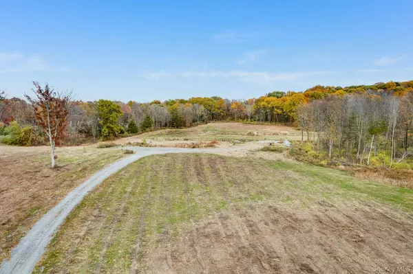 24 Villa LN, Poughkeepsie, NY 12603