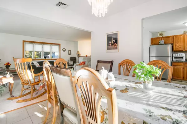 8 Nicole DR, Wappingers Falls, NY 12590